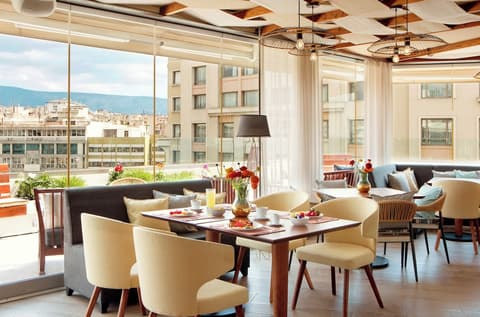 Zeus Essence Wyndham Athens Residence, Restaurant