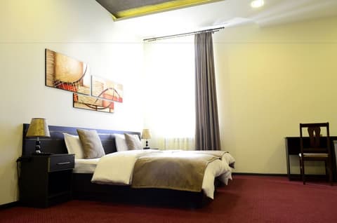 Tomu's Hotel, Room