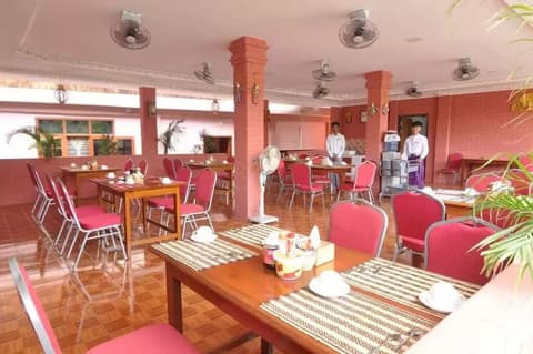 Shwe Nadi Guest House, Restaurant
