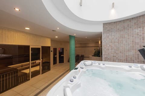 Bazilika alatt Panzió, Indoor spa tub
