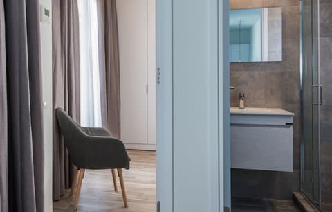 Spot Apart, Bathroom sink