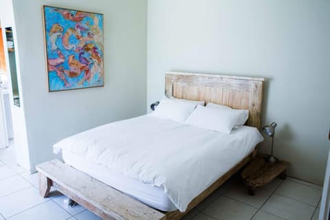 Veki's Village, Room