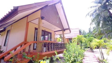 Lolita Bungalow, Exterior