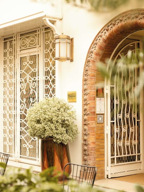 9Confidentiel, Exterior