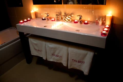 Talbot Hotel, Bathroom