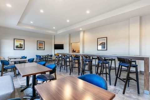 Comfort Suites North Tupelo, Breakfast area