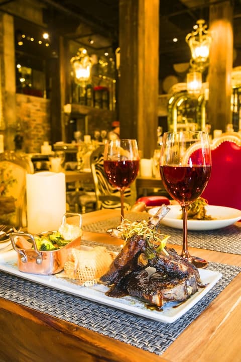 ONOMO Hotel Waterfront, Dining