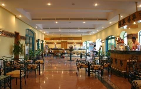 Falcon Hills Hotel, Lobby