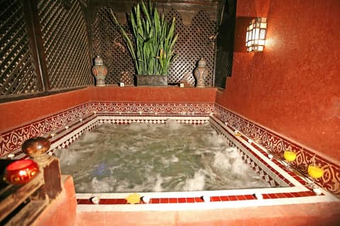 Riad La Porte Rouge By La Siredrah, Indoor spa tub