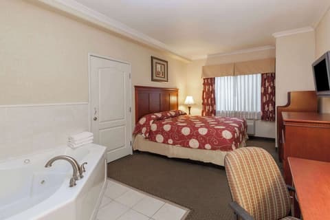 Howard Johnson by Wyndham Bakersfield