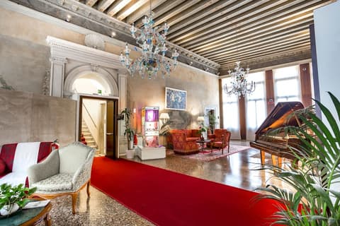 Ruzzini Palace Hotel, Interior entrance