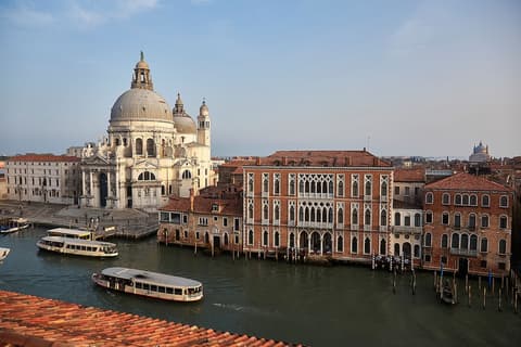 Sina Centurion Palace, Front of property