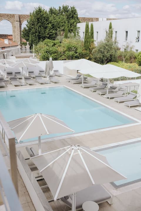 M'AR De AR Aqueduto, Pool