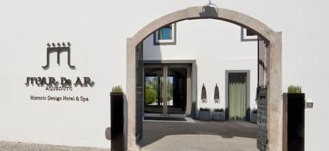 M'AR De AR Aqueduto, Property entrance