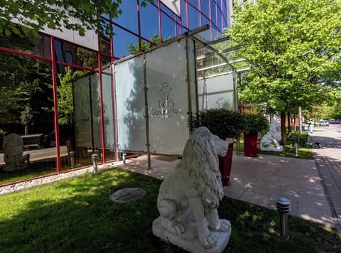 Lions Garden Hotel, Interior entrance