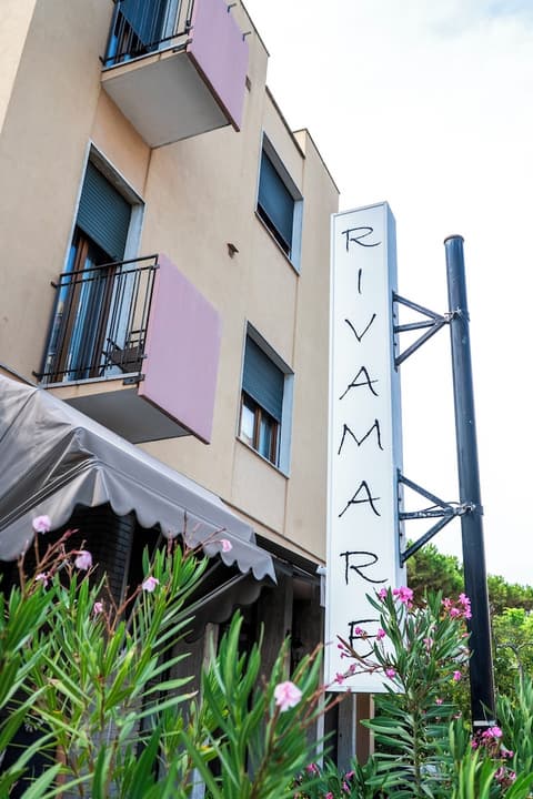 Rivamare, Front of property