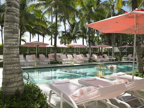 Grand Beach Hotel, Pool