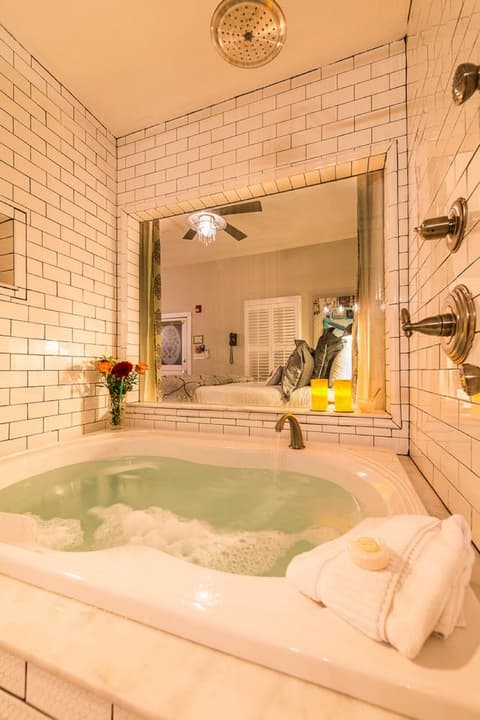 Carriage Way Inn, Jetted tub