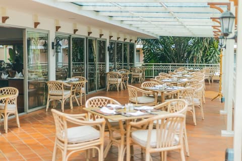 Lake Kivu Serena Hotel, Restaurant