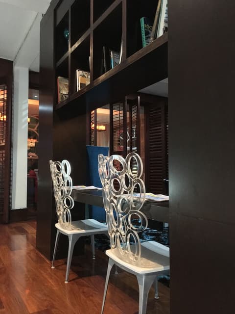 S Hotel Kingston, Business center