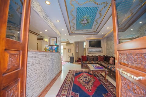 Kaftan Hotel, Interior entrance