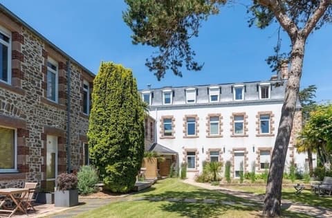 Hôtel Les Costans, The Originals Relais, Terrace/patio