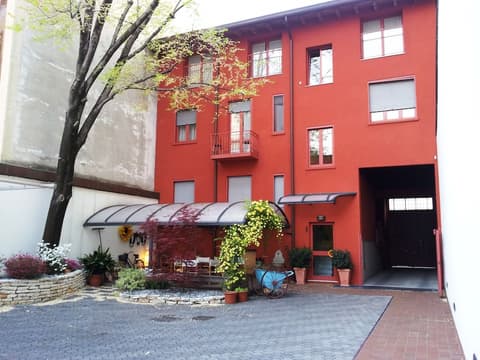 Il Girasole, Front of property