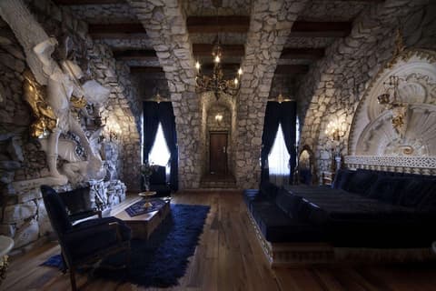Sacred House, Room