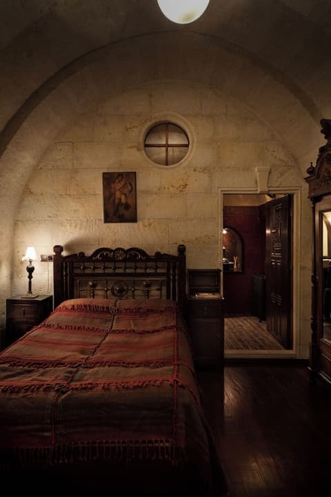 Sacred House, Room