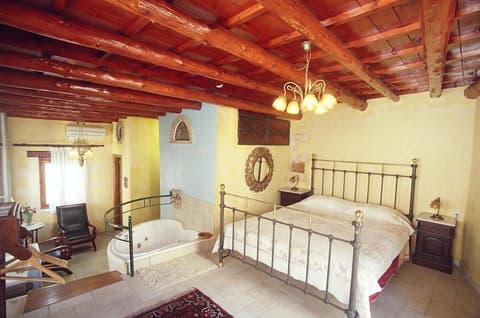 Ifigenia Rooms & Studios