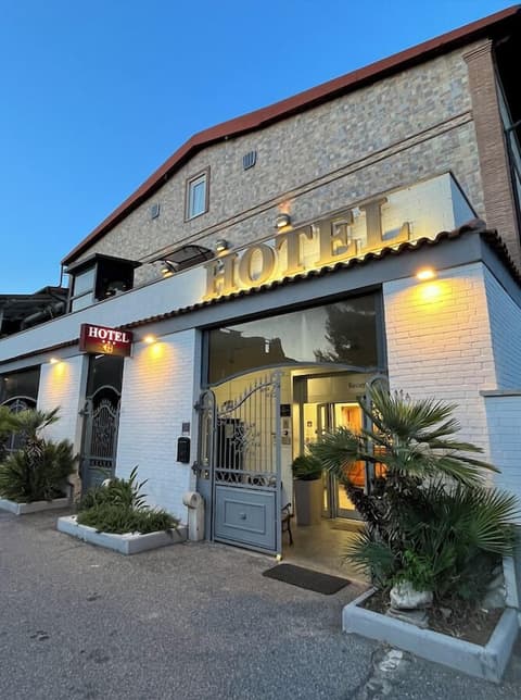 E H ROME AIRPORT, Exterior