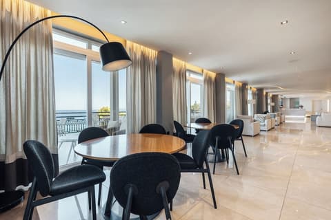 Alexandra Beach Resort & Spa, Lobby