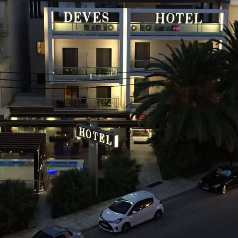 Deves Hotel, Front of property