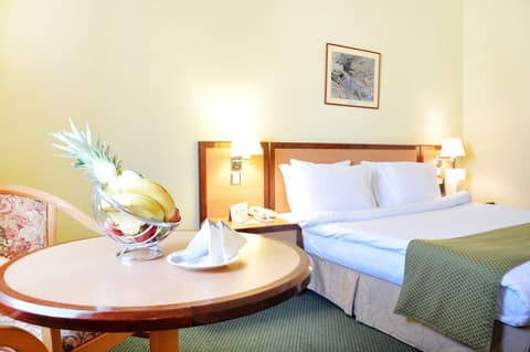 Sur Plaza Hotel, Room