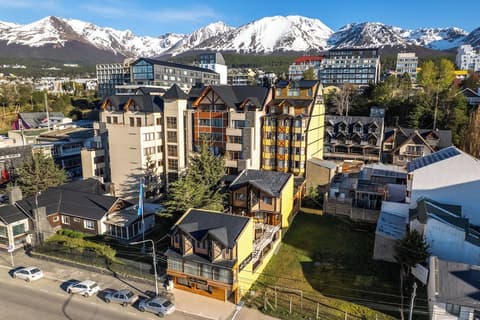 Los Naranjos, Exterior