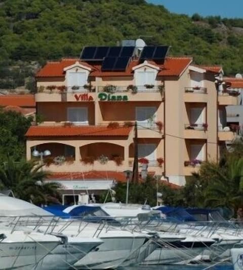 Villa Diana, Front of property