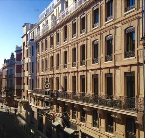 Hotel De France, Front of property