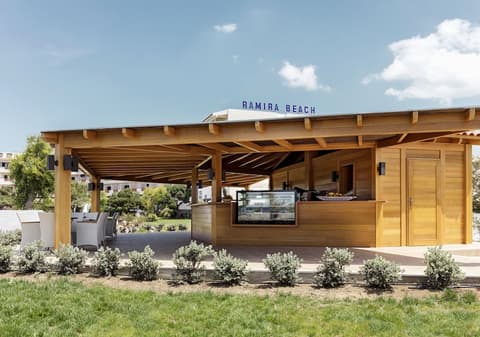 Mitsis Ramira, Snack bar