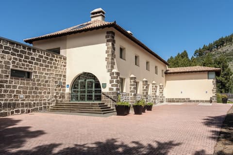 Parador de Cruz de Tejeda, Exterior