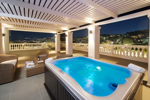 Aenos Hotel, Outdoor spa tub