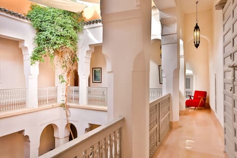 Riad Al Jazira, Hallway