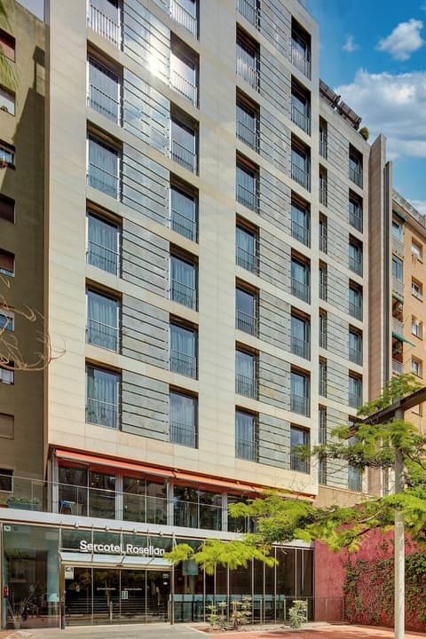 Sercotel Rosellon, Front of property