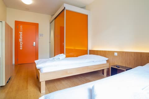 easyHotel Basel City - contactless self check-in