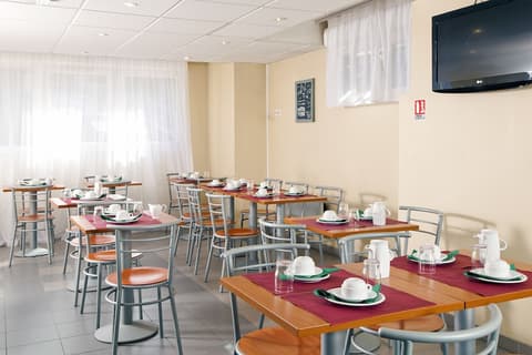 Séjours & Affaires Paris Nanterre, Breakfast area