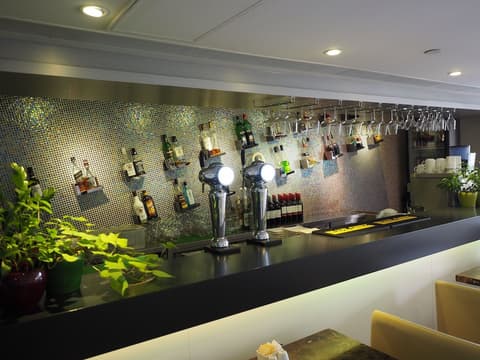 Harbour Plaza 8 Degrees, Poolside bar