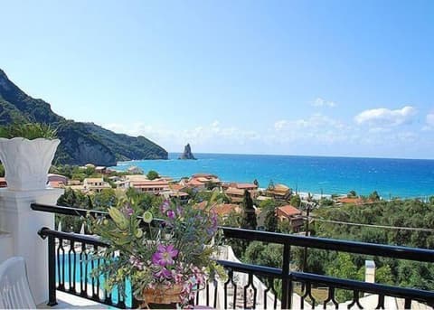 Aloha Hotel, Balcony