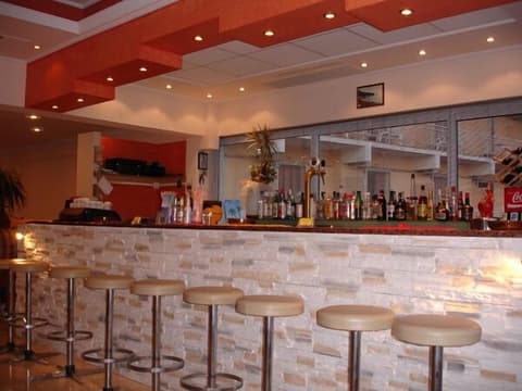 Aloha Hotel, Bar (on property)