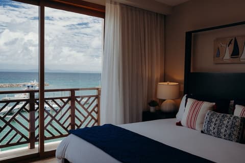 Bannister Hotel &  Yacht Club