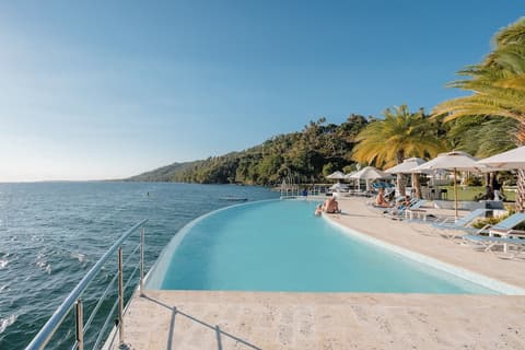 Bannister Hotel &  Yacht Club