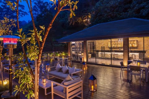 The Golden Ridge Hotel, Swim-up bar